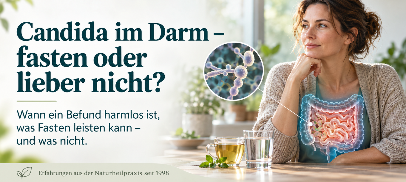 Frau an einem Tisch mit Tee und Wasser, darüber eine anatomische Darstellung des Darms und eine vergrößerte Ansicht von Candida-Hefepilzen.