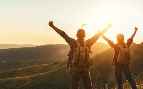 Paar beim Wandern (Freude)