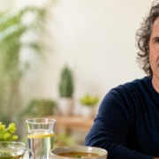 René Gräber mit Gemüsebrühe, Tee und frischen Zutaten zum veganen Heilfasten.