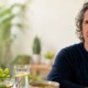 René Gräber mit Gemüsebrühe, Tee und frischen Zutaten zum veganen Heilfasten.
