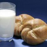 Ein Gals Milch und zwei Brötchen stehen für die F.X. Mayr Kur