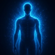 Menschliche Silhouette in blauer Lichtaura vor dunklem Hintergrund, symbolisiert Biophotonenstrahlung und vitale Energie des Körpers.