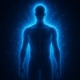 Menschliche Silhouette in blauer Lichtaura vor dunklem Hintergrund, symbolisiert Biophotonenstrahlung und vitale Energie des Körpers.
