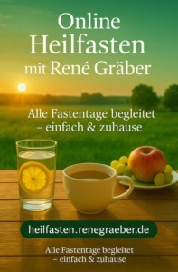 Grafik zum Heilfasten Online Kurs mit René Gräber. Tisch in der Natur mit einem Glas Wasser, Teetasse und Früchten. Dahinter eine Wiese mit Sonnenaufgang.
