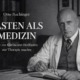 Schwarzweiß-Porträt von Otto Buchinger mittels KI erstellt. Buchinger sitzt hier am Schreibtisch mit Brille und Notizbuch, Titel „Fasten als Medizin“ im Bild