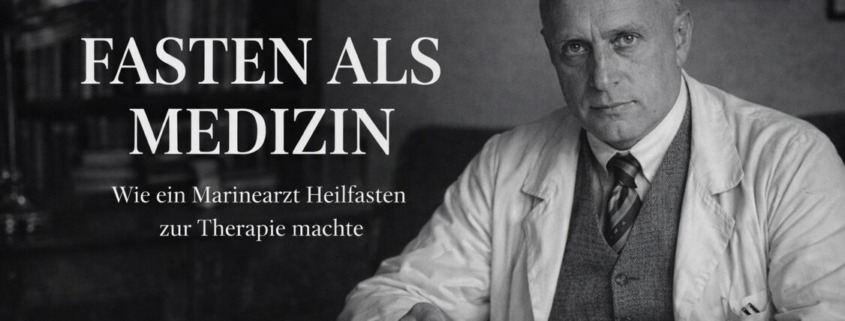 Schwarzweiß-Porträt von Otto Buchinger mittels KI erstellt. Buchinger sitzt hier am Schreibtisch mit Brille und Notizbuch, Titel „Fasten als Medizin“ im Bild