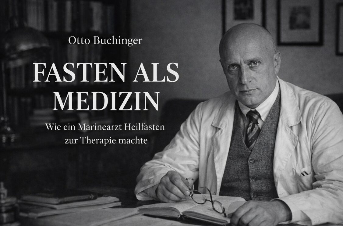 Schwarzweiß-Porträt von Otto Buchinger mittels KI erstellt. Buchinger sitzt hier am Schreibtisch mit Brille und Notizbuch, Titel „Fasten als Medizin“ im Bild