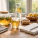 Heilfasten Beitragsbild mit Kräutertee, Zitronenwasser und Notizbuch auf Holztisch im Morgenlicht – Ruhe und Klarheit beim Fasten.
