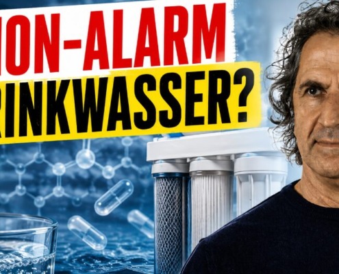 René Gräber vor Wasserhahn, Trinkglas und Wasserfilter mit der Schlagzeile „Hormon-Alarm im Trinkwasser?“ zum Thema Hormone und Rückstände im Leitungswasser.